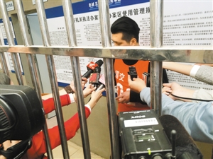昨日,福田交警大队,涉嫌肇事逃逸的翁某接受记者采访。 深圳商报记者 肖兵峰 通讯员 刘明 摄