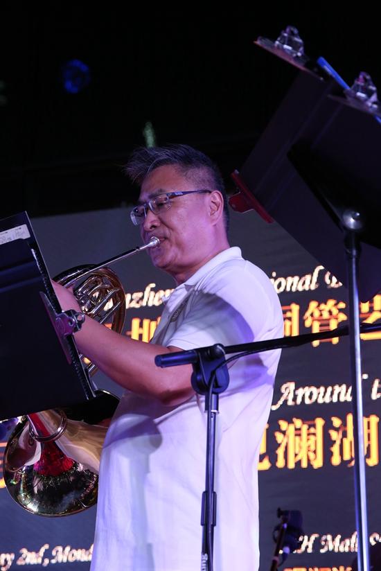 韩小明演奏中