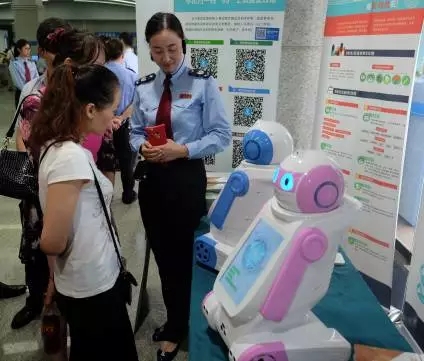 全国首个智能纳服机器人亮相深圳罗湖国税局