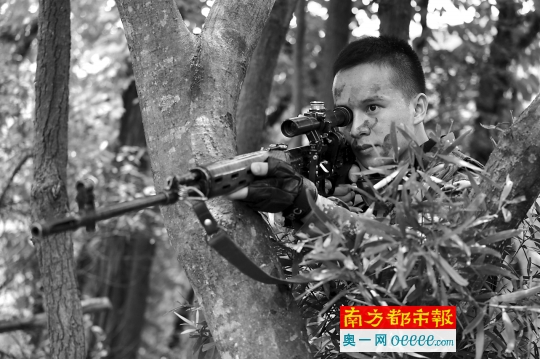 夜宿坟场生吃牛肉 边防狙击手训练原来练这个