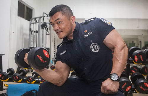 深圳肌肉特警走红 体型健硕似