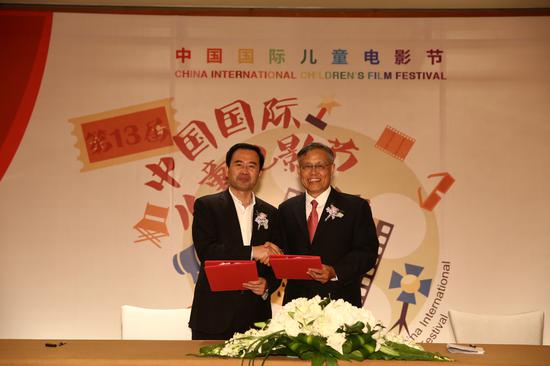 　　中国儿童少年电影学会副会长兼秘书长金忠强（右）与上海美术电影制片厂党政负责人郑虎（左）签署战略合作协议