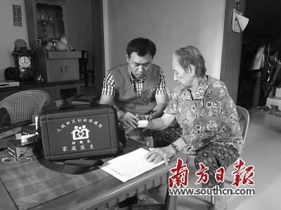 家庭医生上门为居民提供健康服务。 南方日报记者 朱洪波