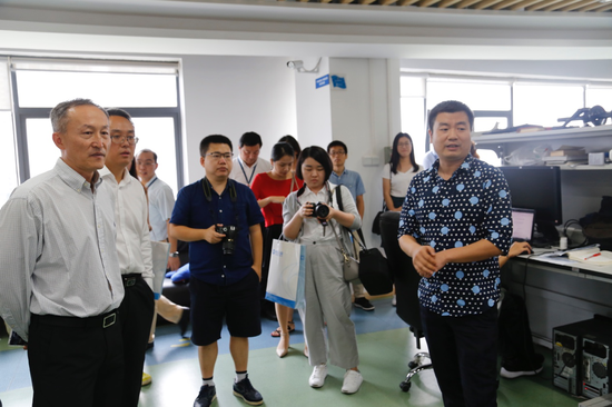参观嵌入式人工智能及机器视觉联合实验室