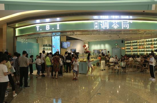 开业当天收银台排起了长队