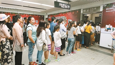 黄贝岭地铁站的女厕所门前大排长龙