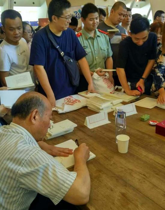 沈鸿根先生把购书者最喜欢的句子写在《国学经典硬笔书法系列字帖》上以作留念