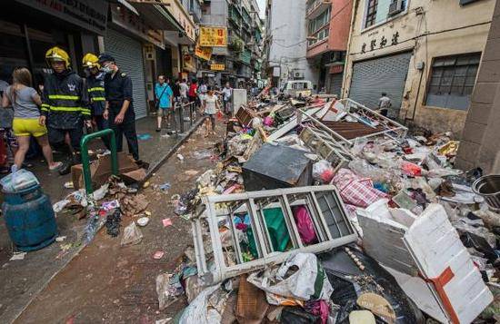 2017年8月23日,中国澳门,街头一片狼藉,消防官兵街头巡视。