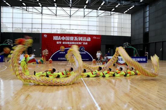 NBA超级巨星保罗-皮尔斯现身大运中心