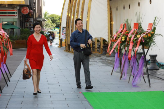 左起: 蔡布谷老师、周延召教授