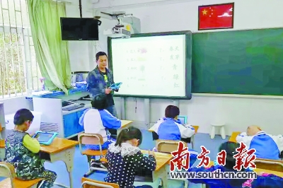 深圳元平特殊教育学校教师刘国忠正在上课。受访者供图