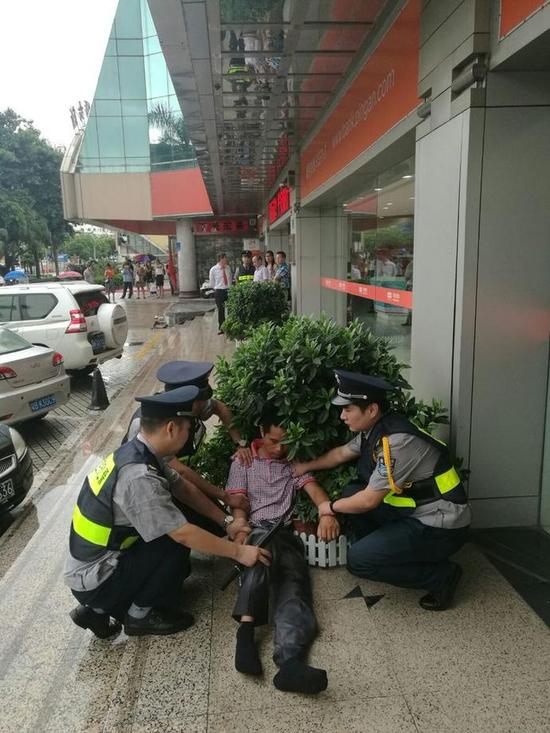 ▲义警将抢劫男子按住