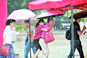 昨日,广州普降暴雨。新港东一地铁站外,一名女子被背着过街。 广州日报全媒体记者杨耀烨 摄