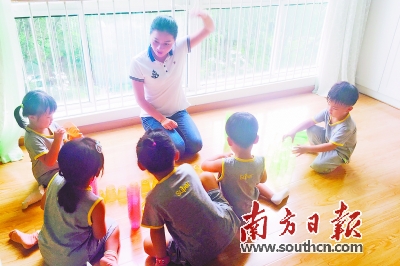 深圳实验幼儿园侨香部老师豆翠莹和孩子们。孛华龙 摄