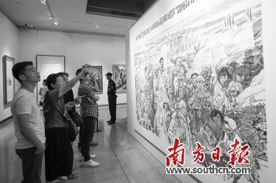 在深圳关山月美术馆,大型历史画作吸引了众多市民驻足细看。南方日报记者 李细华 摄