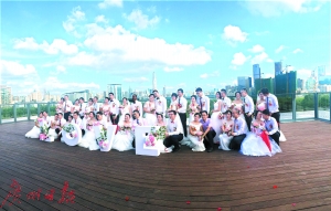 新人举行集体自然婚礼。