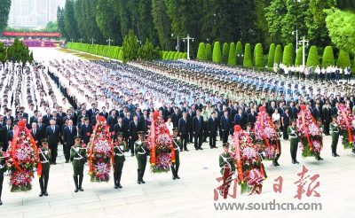 9月30日,广东省、广州市举行公祭烈士活动,胡春华、马兴瑞、李玉妹、王荣等向广州起义纪念碑敬献花篮。 罗文清 摄