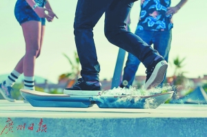 利用超导悬浮技术可开发出悬浮滑板,如科幻片一样炫酷。