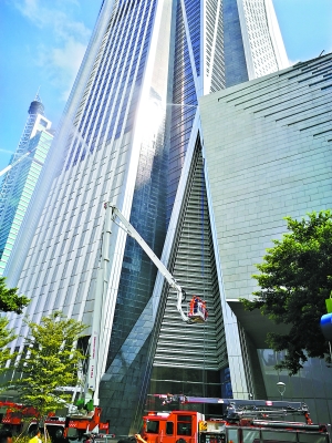 昨日,深圳第一高楼——平安金融中心进行消防应急演练。