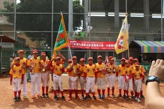台南市崇学国小棒球队