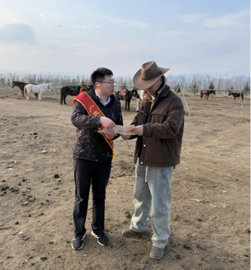 图说：广发银行呼和浩特分行消保“金话筒”马背宣讲团向牧民宣传金融知识
