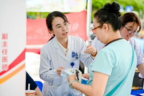 义诊专家向居民宣讲健康知识