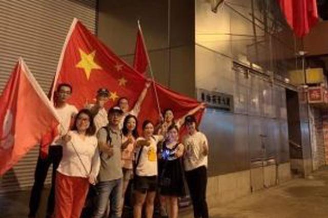 国旗再遭示威者侮辱 香港市民重新升旗