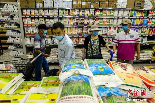 资料图:民众采购日常所需的物品。(资料图片)中新社记者 刘新 摄