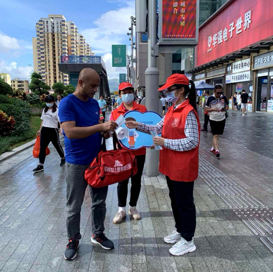 华强北景区U站在华强北步行街为市民派发爱心口罩。
