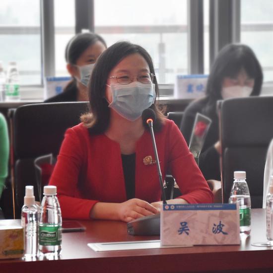 图为深圳市女医师协会吴波会长在会上发言