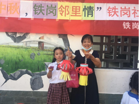 　家长和小朋友向我们展示成品
