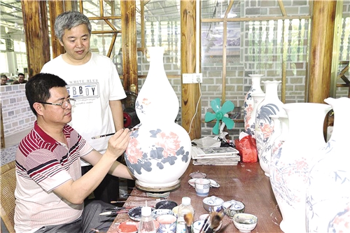 图为广东大埔县富大陶瓷公司的工艺美术师进行青花瓷彩绘创作。杨阳腾摄