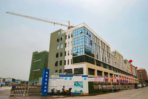 宝涌万洋数字装备园内，多栋现代化高层厂房已建起，首家企业已入驻运营。