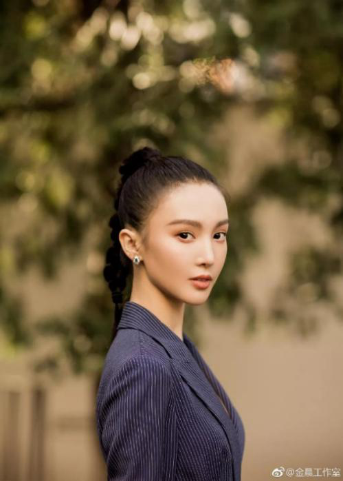 乘风破浪的姐姐金晨身穿Maryling 2019春夏系条纹连体裤