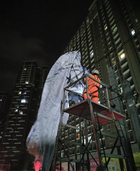 港铁侠清理接触网的异物