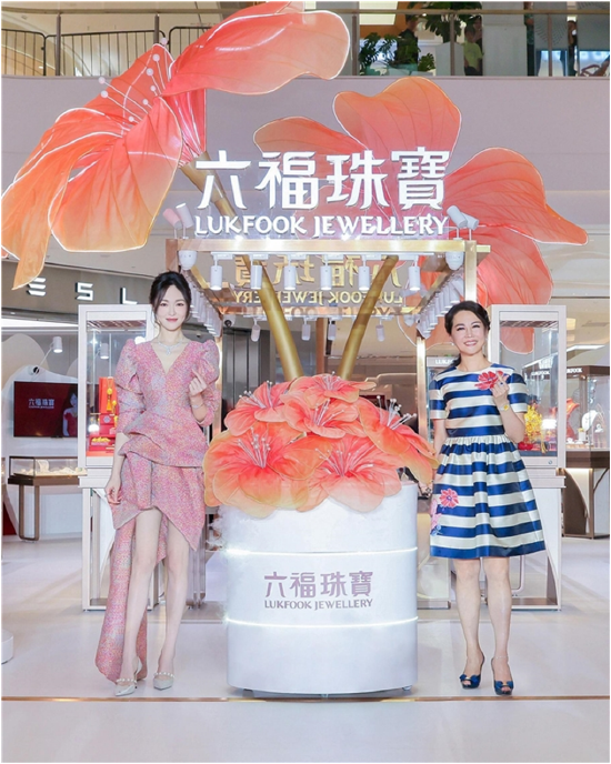 六福集团执行董事兼营运总裁王巧阳女士与全球代言人唐嫣共同启动“全糖花朵”