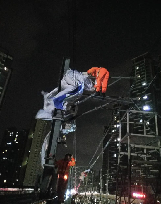 港铁侠清理4号线接触网的异物