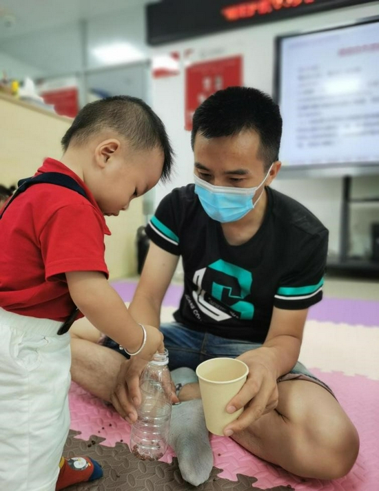 图二：参与的亲子正在进行《捏豆子》游戏