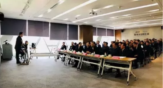 前海创投孵化器总裁余登魁向考察团汇报工作
