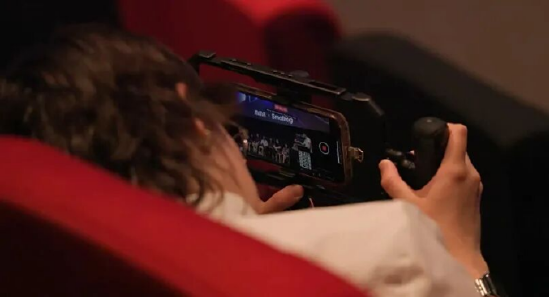 现场观众手持SmallRig斯莫格手机拓展框进行拍摄