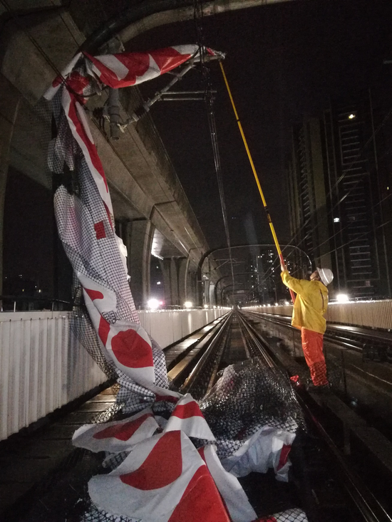 台风过后,港铁侠清理4号线接触网的异物