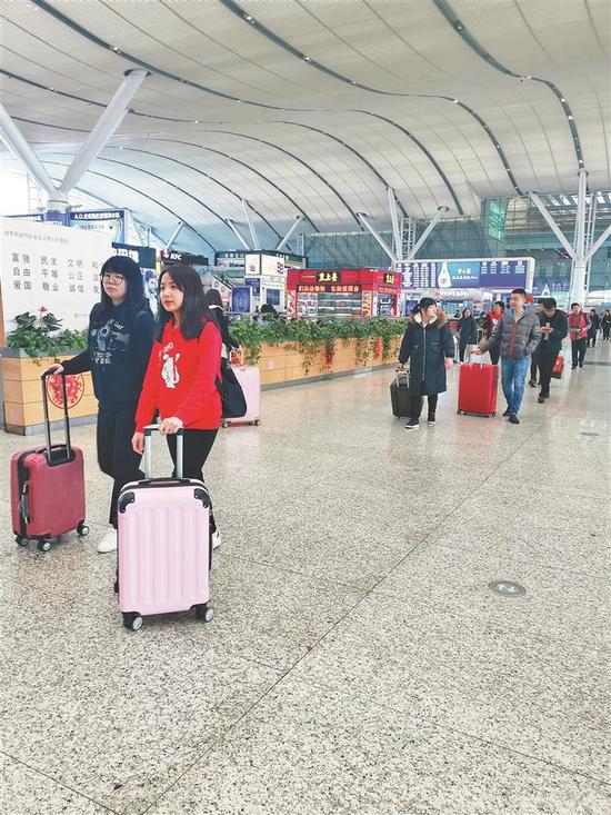 通过安检口，拉着行李的旅客向着站台的方向奔去。 深圳晚报记者 董玉含 摄