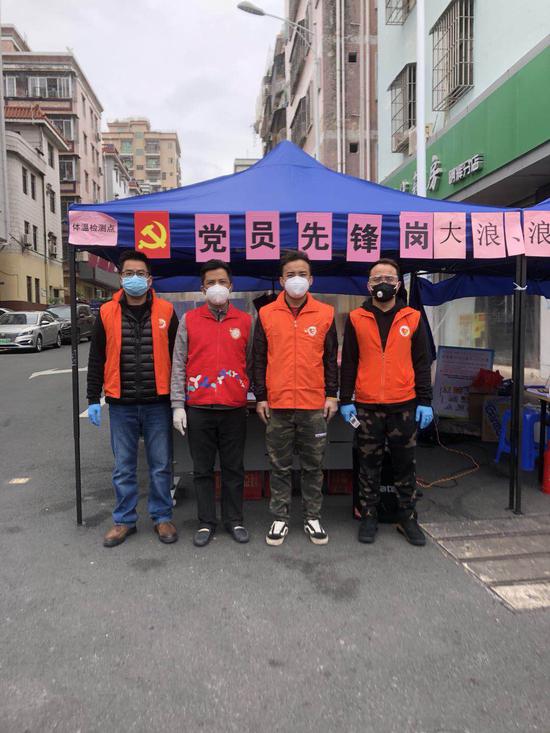 网格员为隔离人员买菜。
