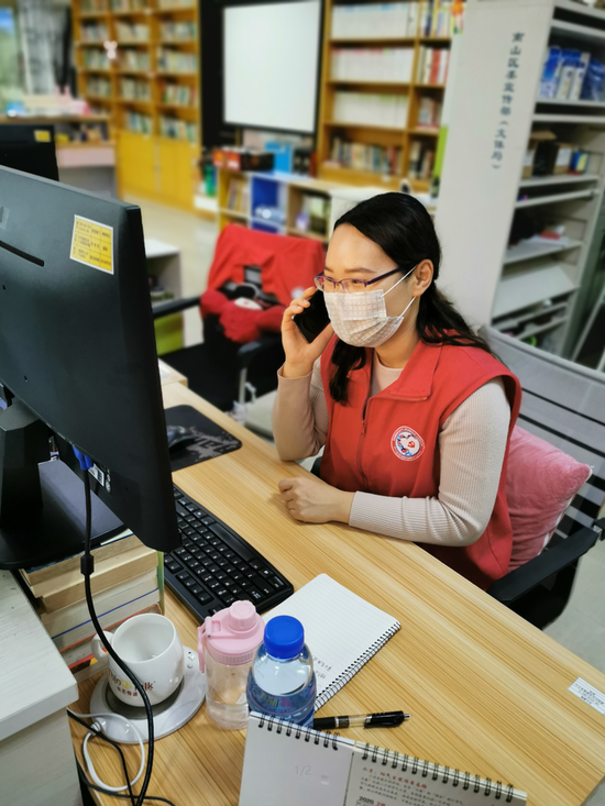 社工向居民致电了解需求情况