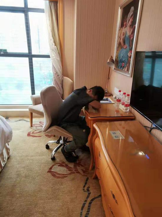 为了不弄脏酒店为客人准备好的床铺，工作人员累了困了就趴在桌上休息