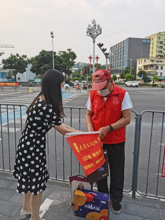 图为团工委为辖区优秀志愿者送上中秋节慰问品