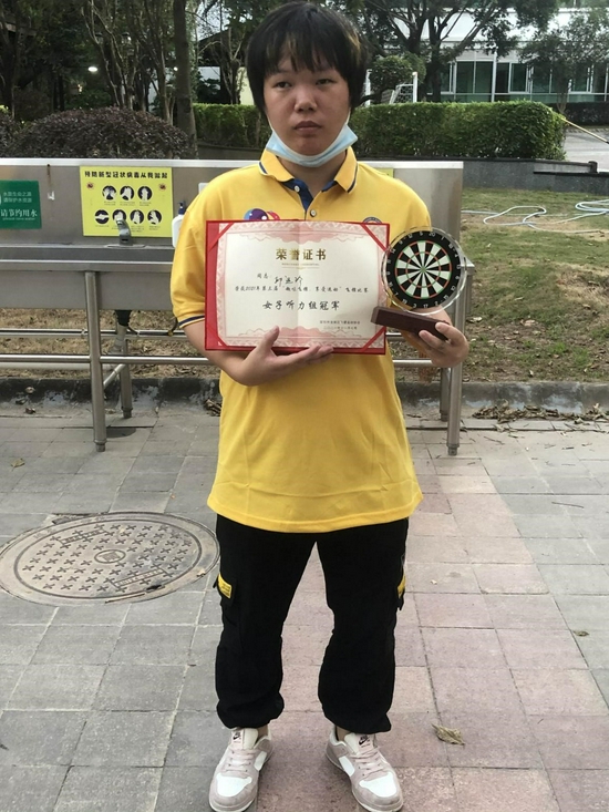 邱运珍荣获女子听力组冠军