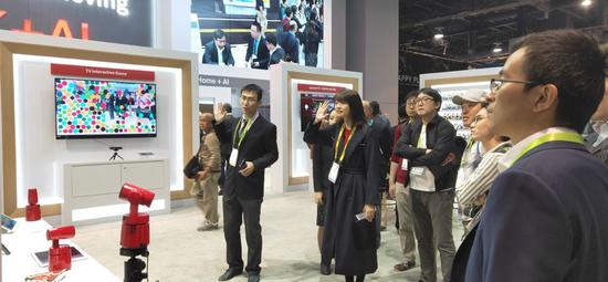 刘博在美国拉斯维加斯2019年国际消费电子展（CES）上向消费者介绍AI摄像机