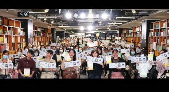 辛夷坞在新书分享会现场与读者大合影