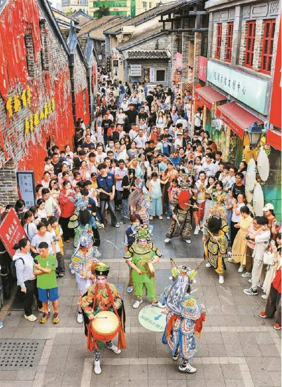 在观澜古墟，英歌舞表演引得市民纷纷驻足喝彩